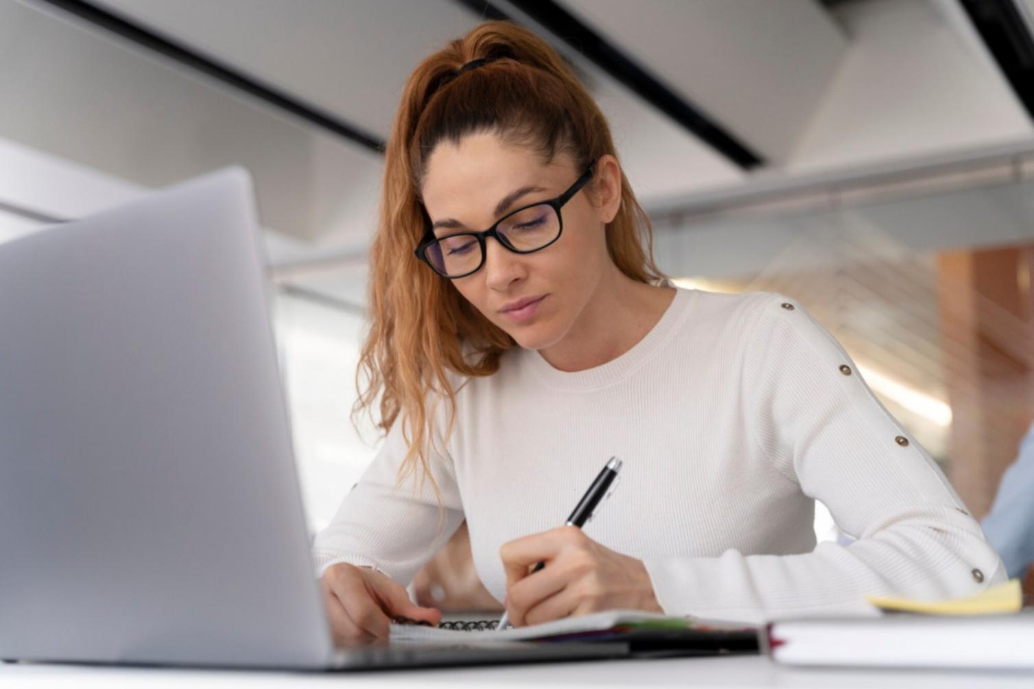 Professioneller Arbeitsplatz mit Fintech-Software
