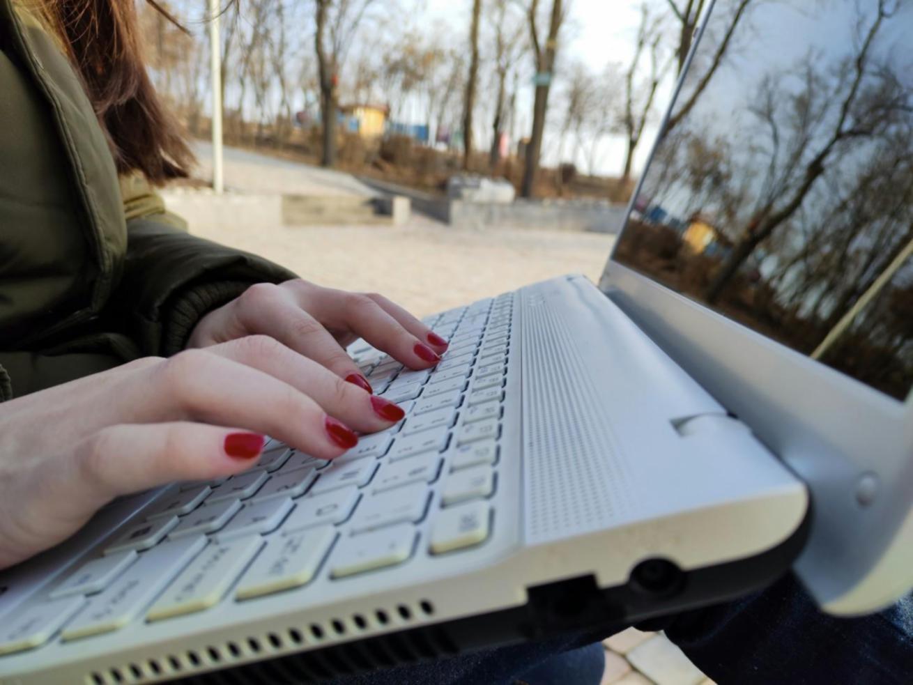 Interaktive Finanzbildungs-Software auf modernen Arbeitsplätzen
