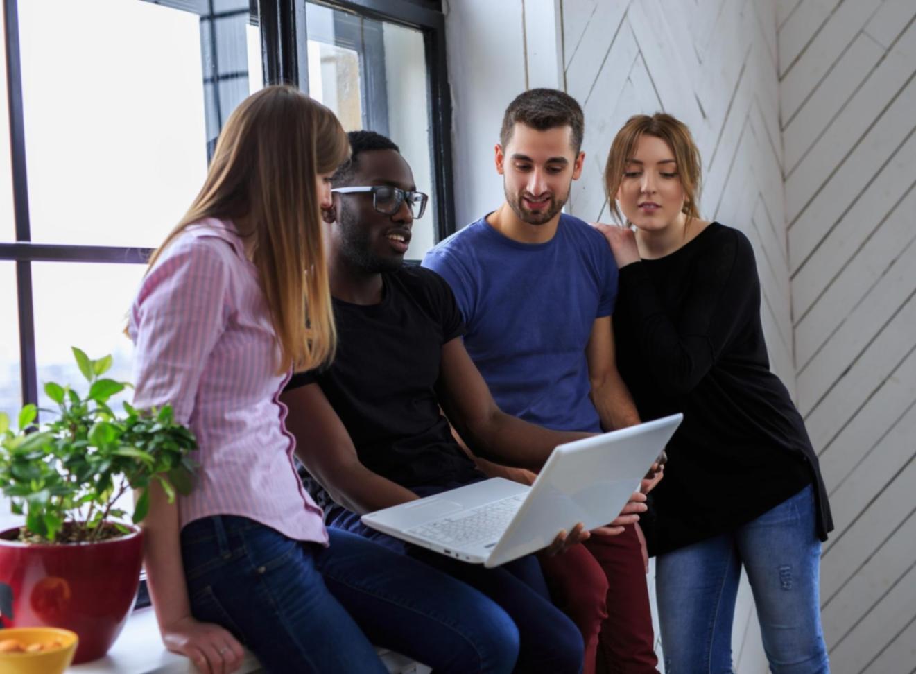 Moderne Fintech-Arbeitsplatz mit digitalen Tools